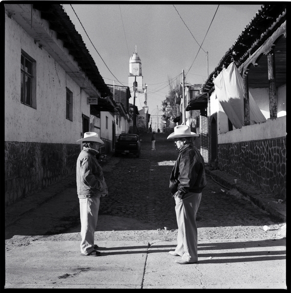 Conversation. Mexico. BW Negative 6×6.