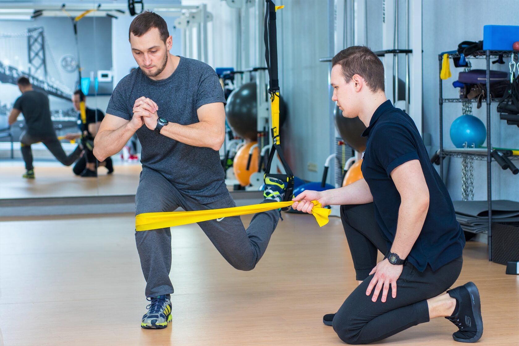 заняття в залі кінезітерапії з реабілітологом