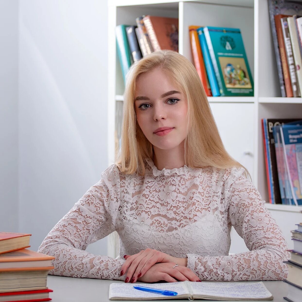 девушка- специалист лаборатории 