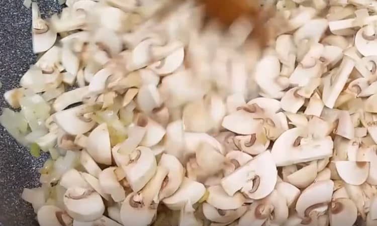 Приготовление пирога киш с курицей, грибами и сыром: шаг 5