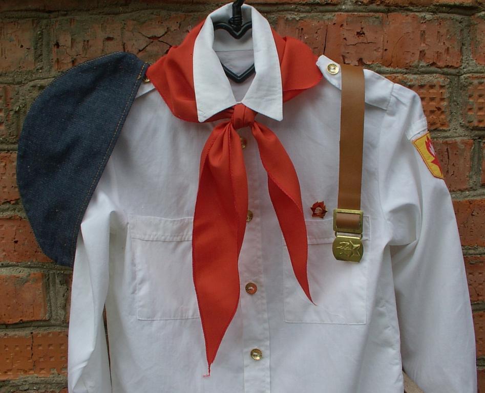 Советская пионерия. Пионерская форма. Пионерский галстук на рубашке. Форма советских пионеров. Рубашка пионера.