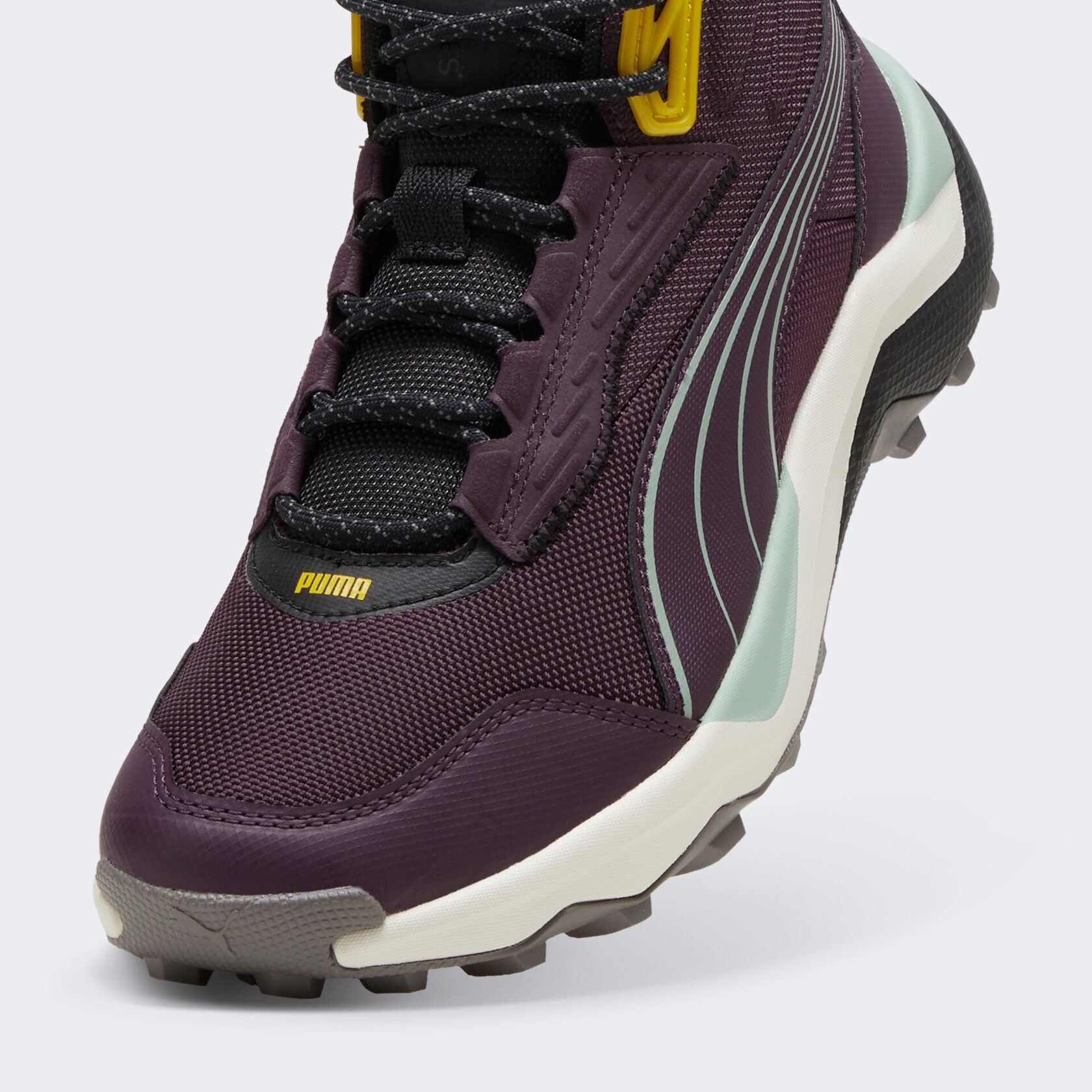 Крупный план ботинка PUMA Obstruct Pro Mid