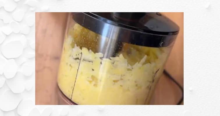 Приготовление котлет из вареной гречки с луком и картофелем на сковороде: шаг 2