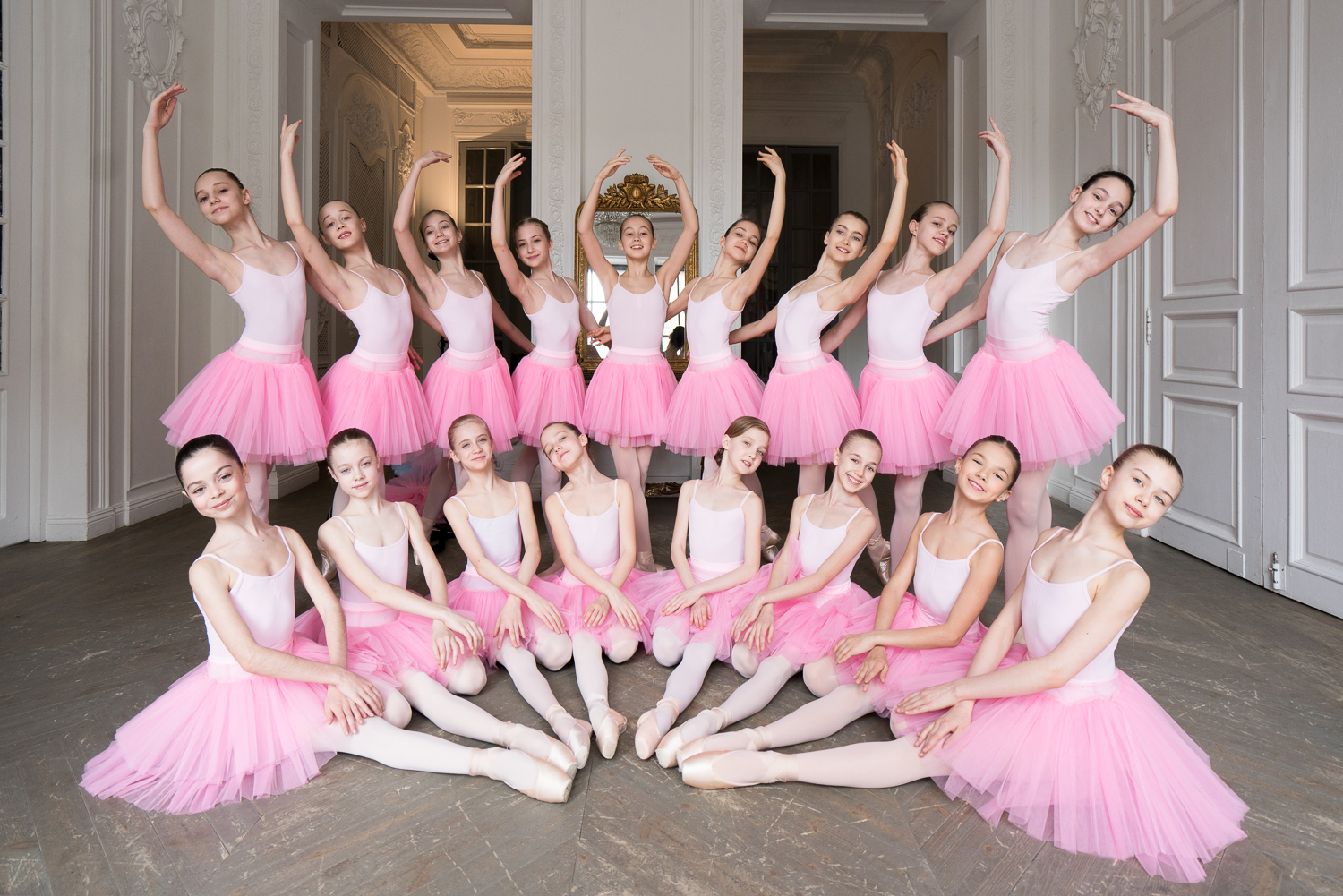 Группа ballet. Фотосессия балет групповая. Балетная вечеринка. Балетные фотосессии групповое. Балерины группа фотосессия.