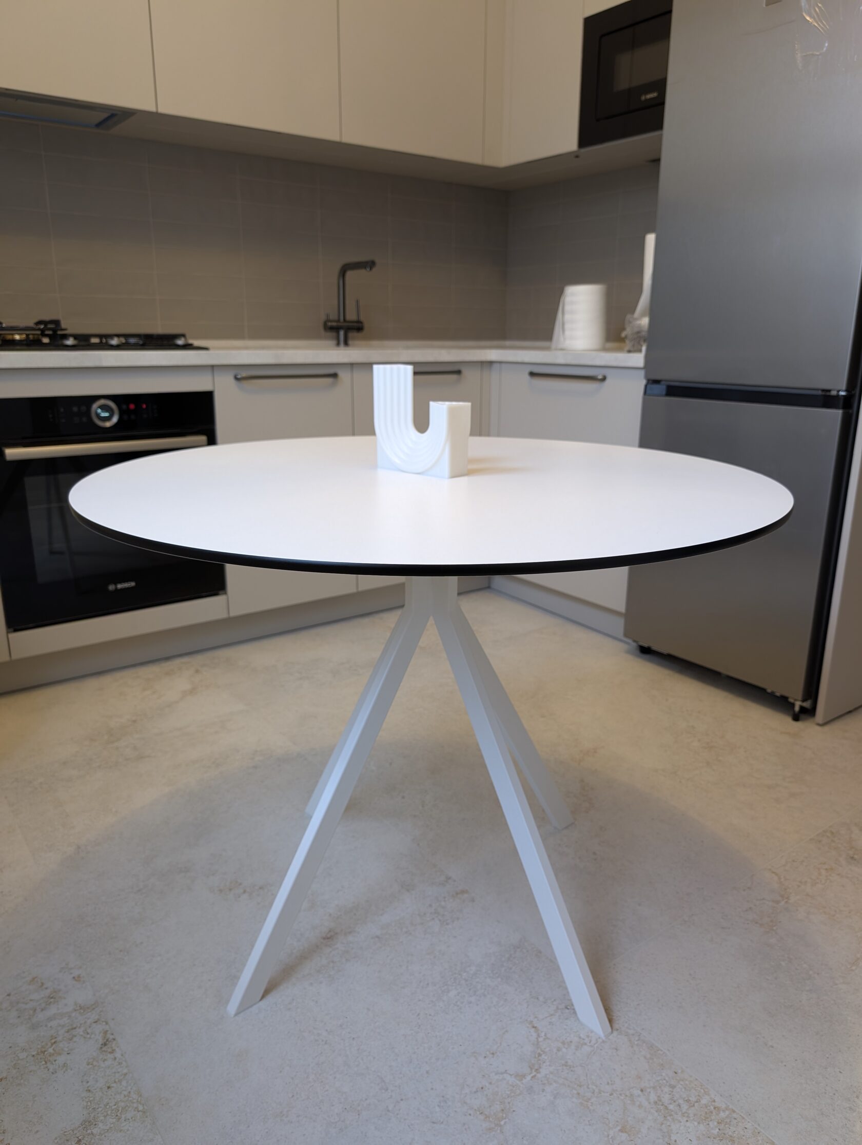 Круглый белый стол LoFTable на кухне заказчика