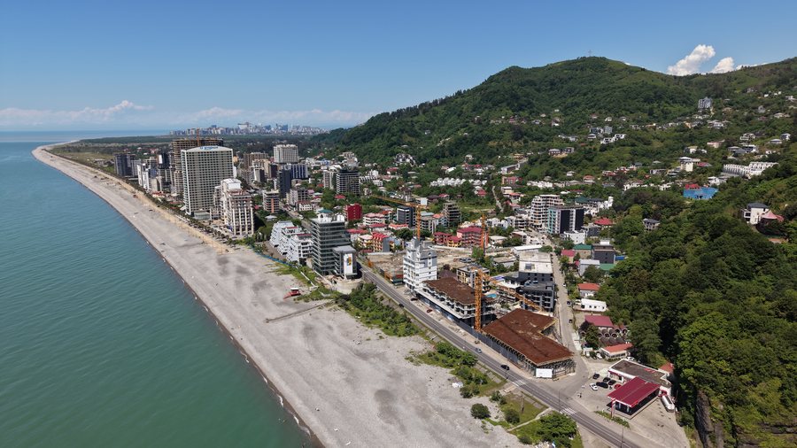 Wybrzeże Batumi — plaża, zabudowa i góry