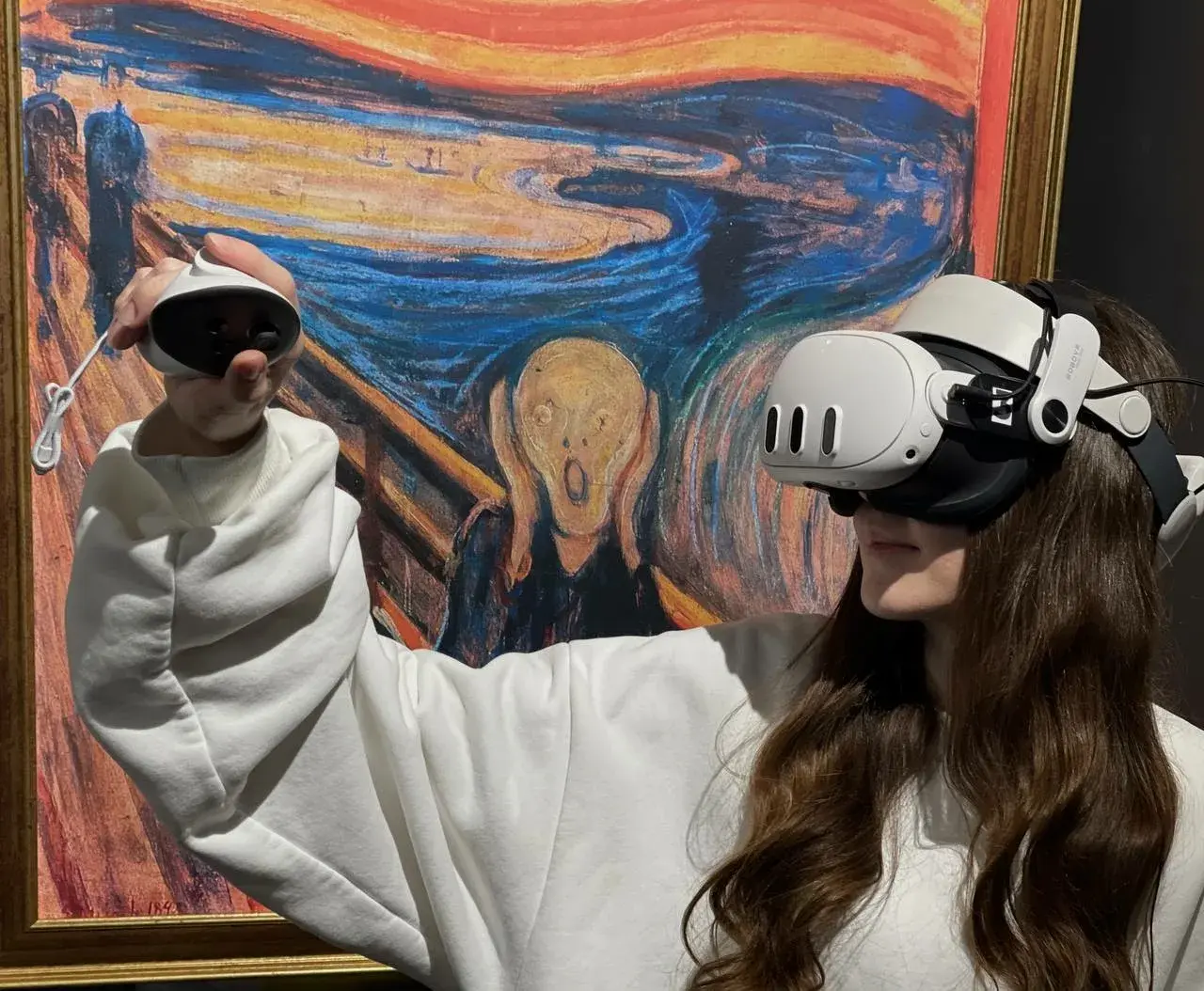 Посетитель на выставке VR ART в VR Art studio в Москве, ноябрь 2025