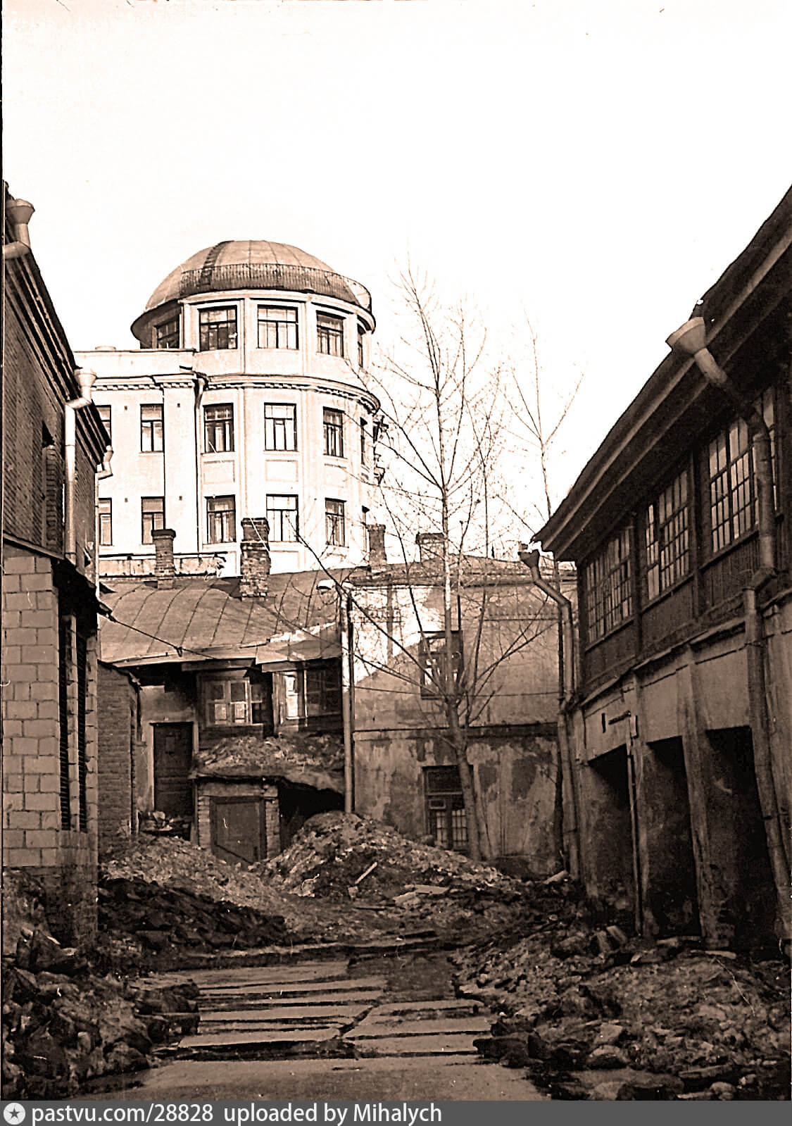 Ветхие постройки за кинотеатром «Уран»