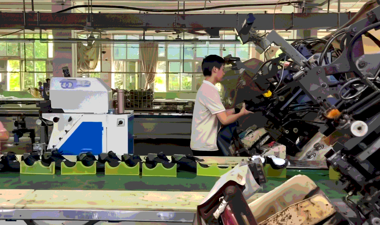 Контроль качества партии кроссовок в Китае