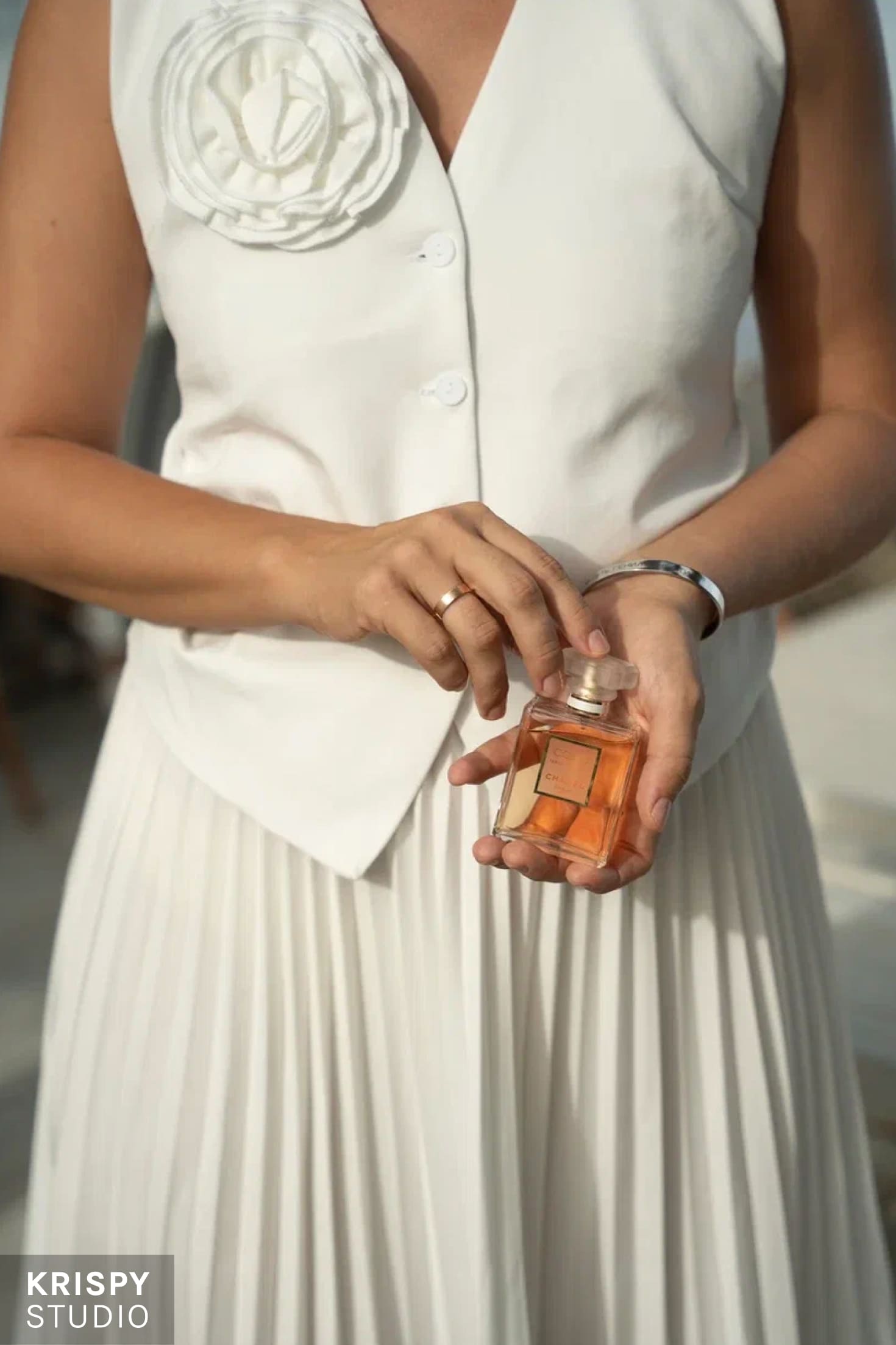 Фотосессия бизнес-леди на фоне океана, роскошный ресторан