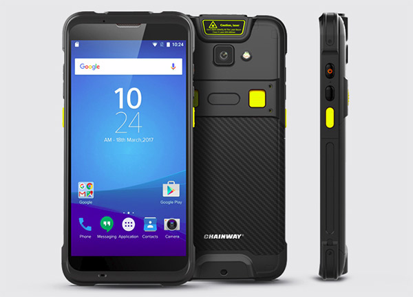 Ручные терминалы сбора данных обеспечивают мобильность и удобство для работников склада, в то время как стационарные RFID-станции позволяют автоматизировать массовое сканирование товаров без участия человека.