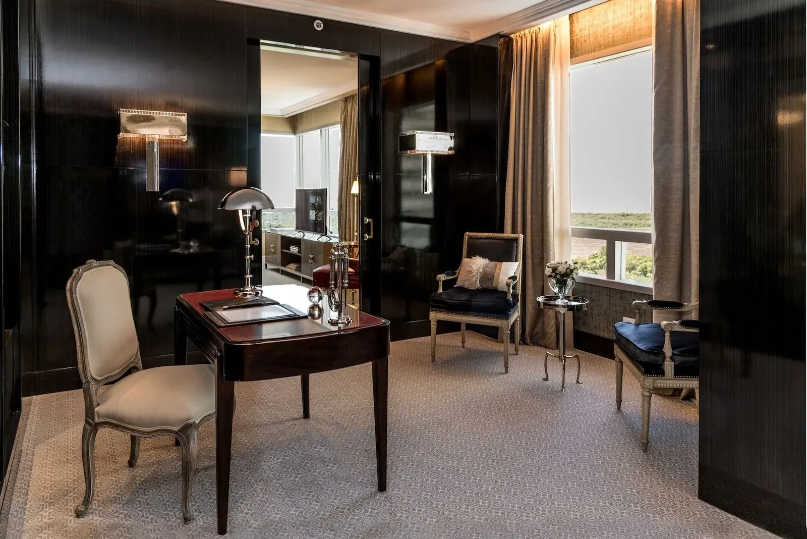 Кабинет сьюта с окном на Экологический заповедник Пуэрто-Мадеро, Alvear Icon Hotel