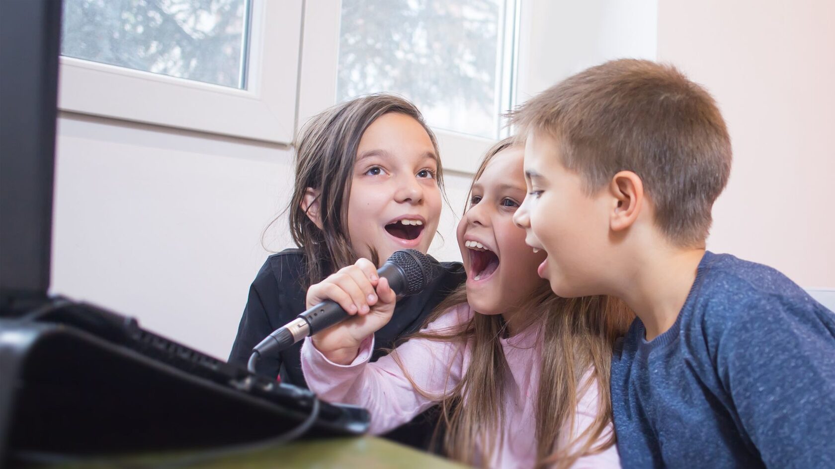 Дети поют в детской школе вокала