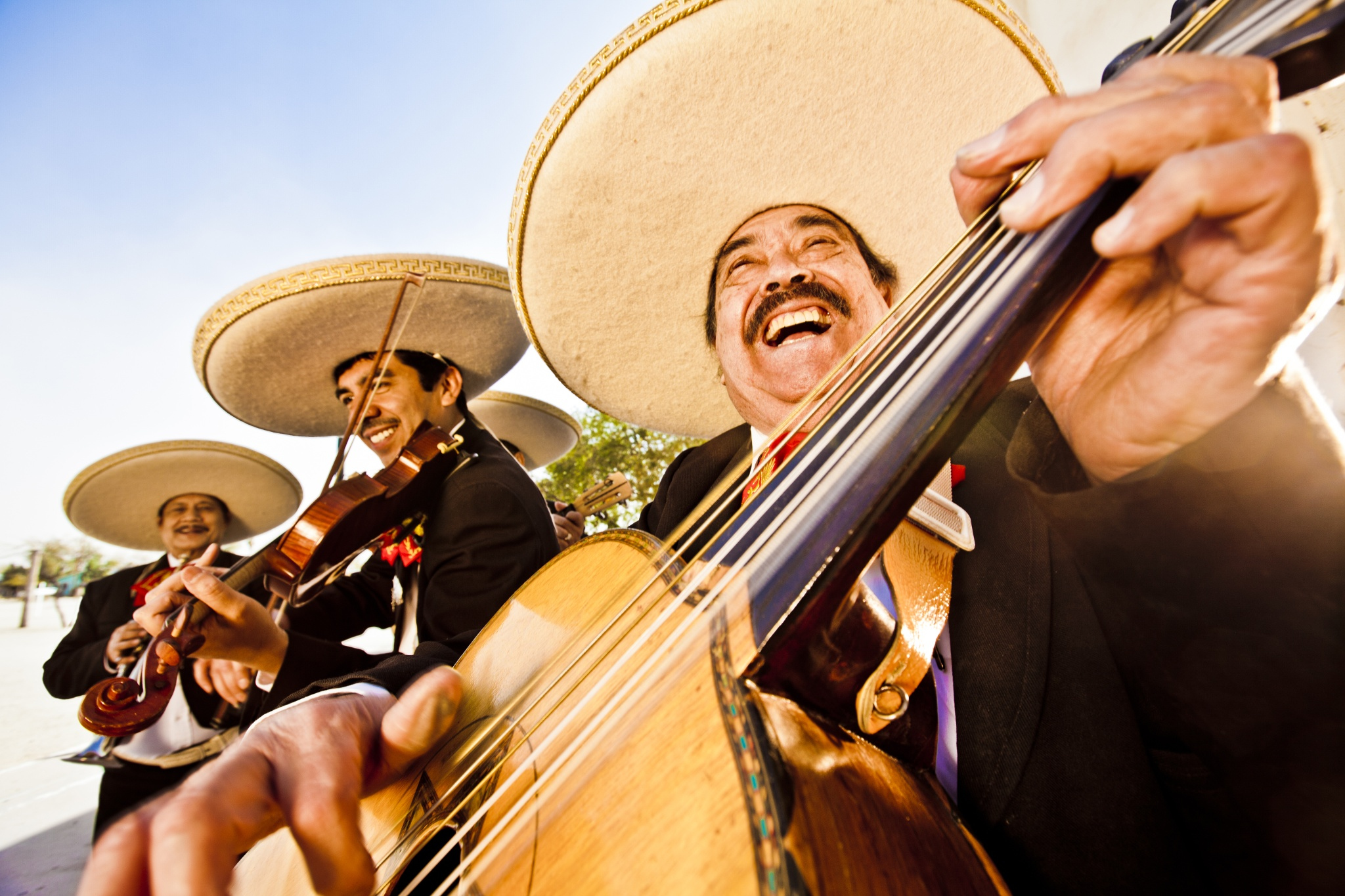Песня поют итальянцы. Мексиканский ансамбль Мариачи. Мексиканские музыканты Мариачи. Марьячи в Мехико. Музыканты Мариачи Сомбреро.