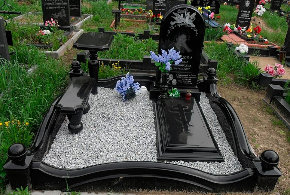 Черный памятник на кладбище