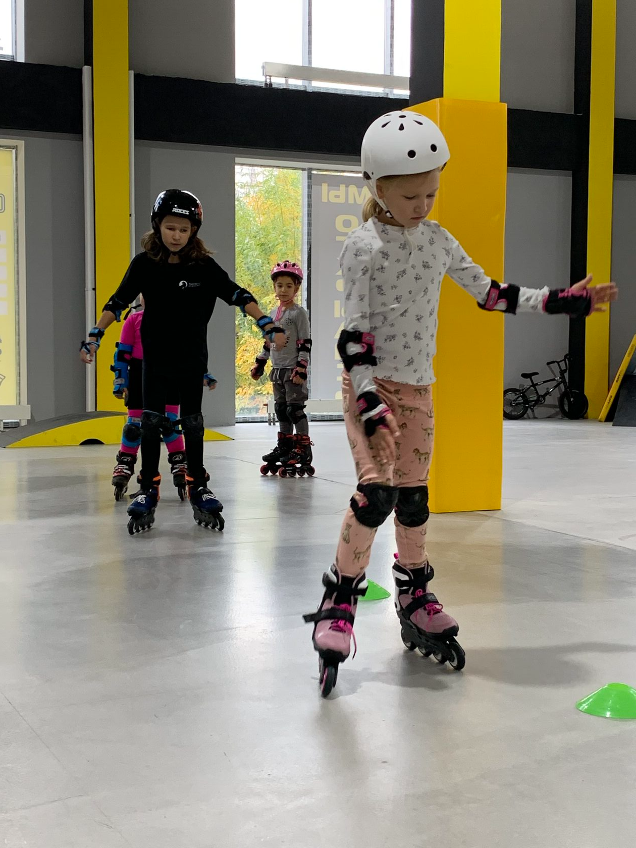 Спортивная 10 москва. Роликовые коньки для детей. Роллер школа Москва. Школа роликов для детей в Москве. Ролер спорт занятие для детей 10 лет в Кронштате.