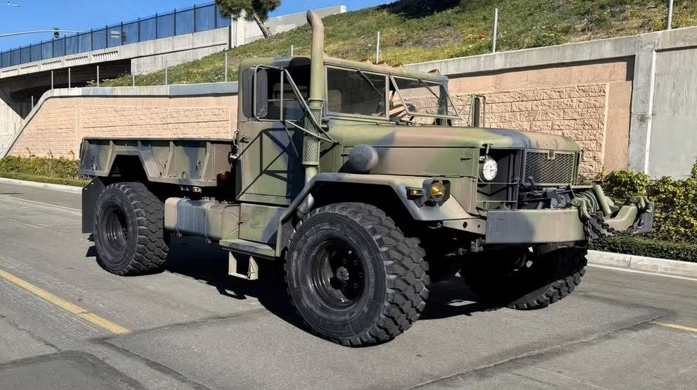 Военные грузовики M35A2 превращают в дома на колёсах