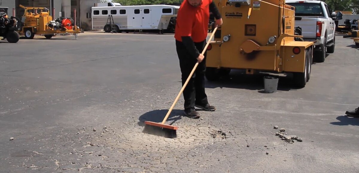 Ремонт литой мастикой крокодиловых трещин на асфальте  