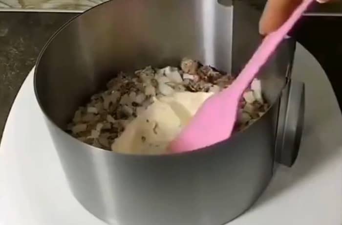 Приготовление слоёного салата со шпротами и свеклой: шаг 3