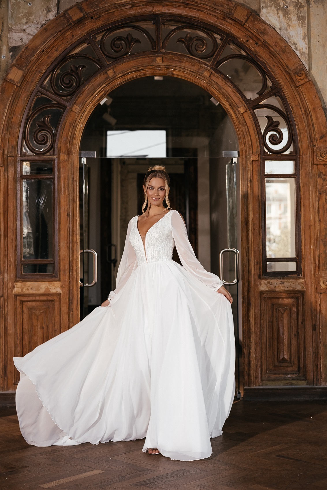 платье свадебное воздушное с рукавами