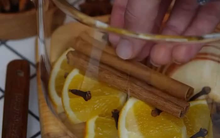 Приготовление глинтвейна с яблоками и апельсинами: шаг 2