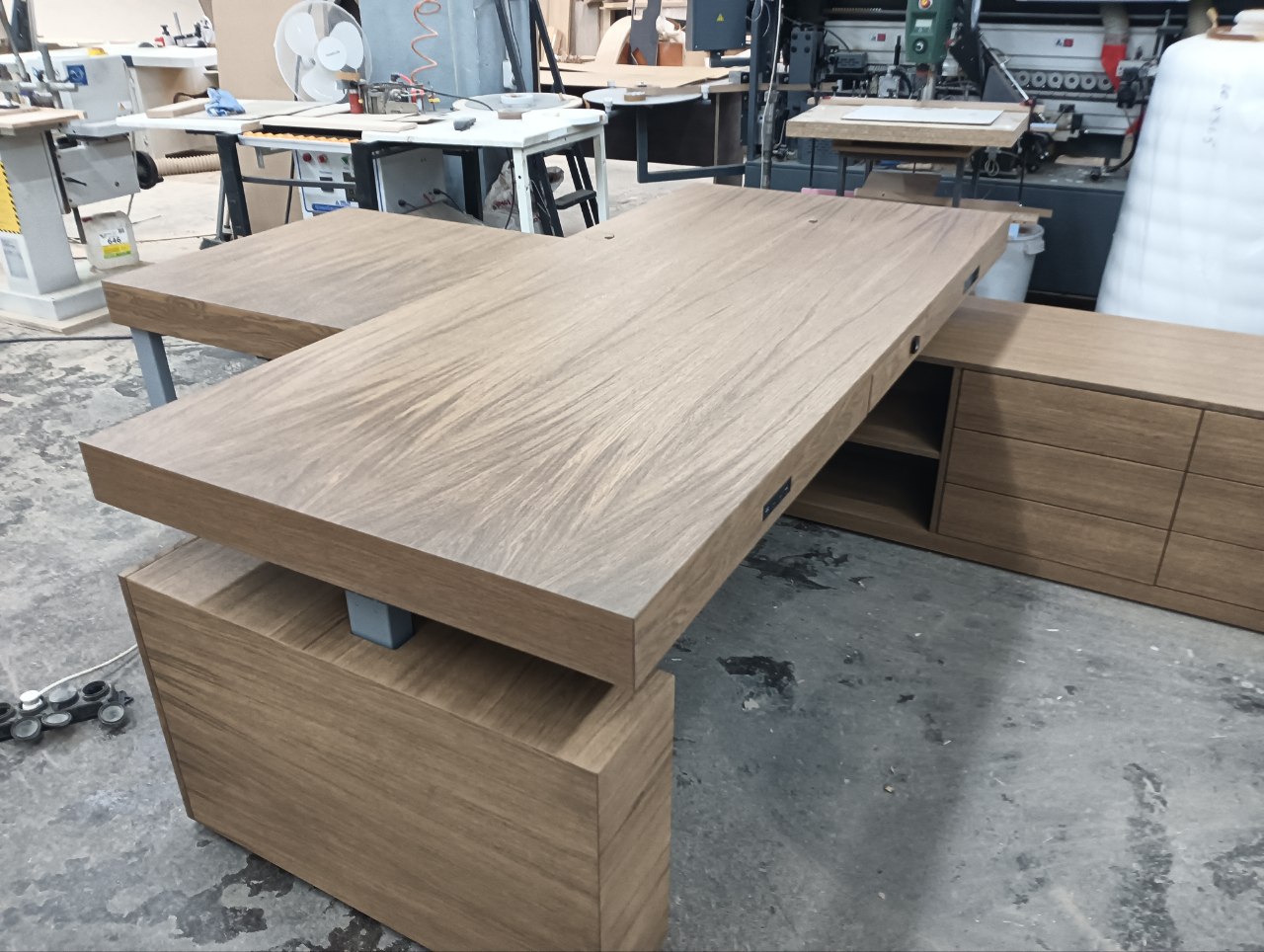 Кейс: Sevastopol Executive Desk System — рабочий стол с системой хранения