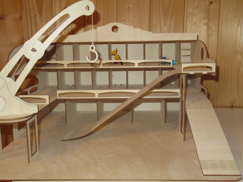 Парковка с краном из фанеры