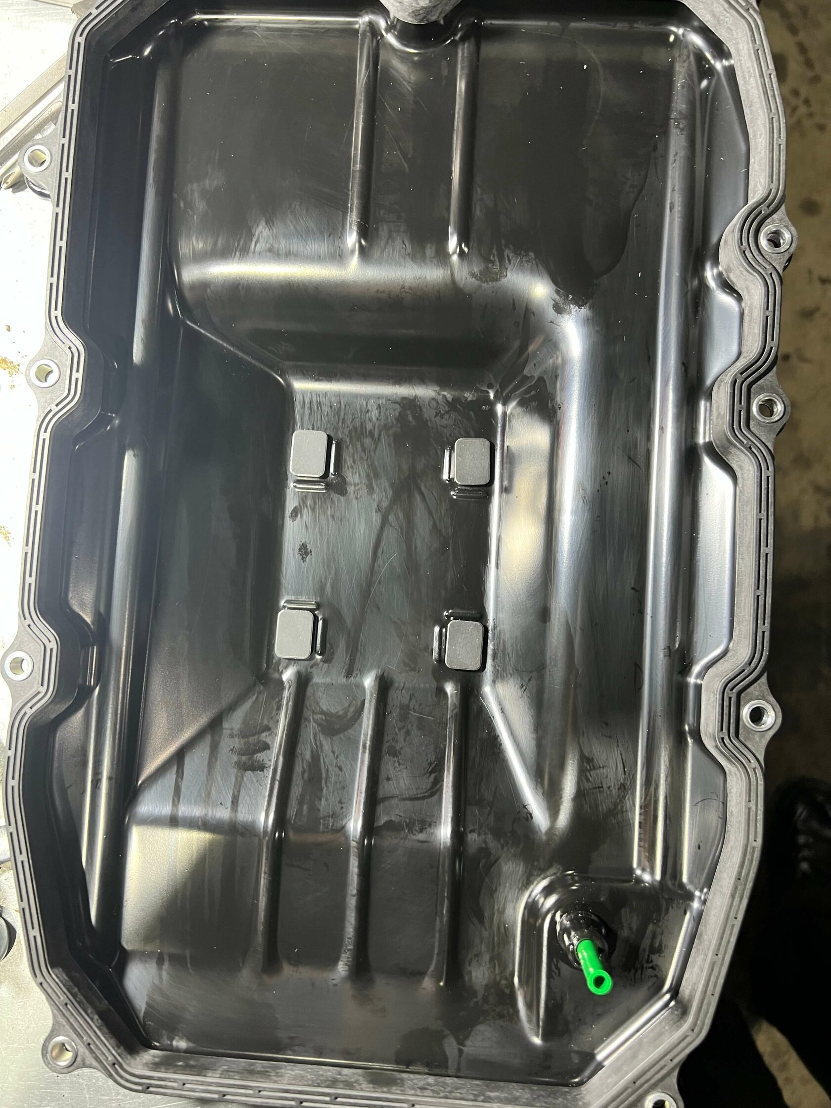 Чистый поддон с новой прокладкой