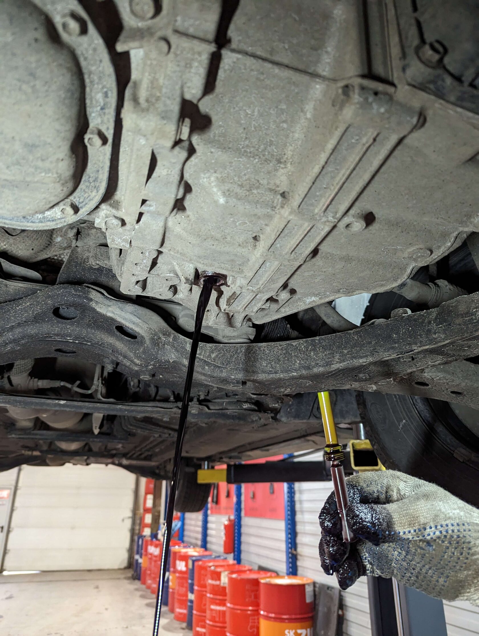 Выкручивание контрольного стакана АКПП