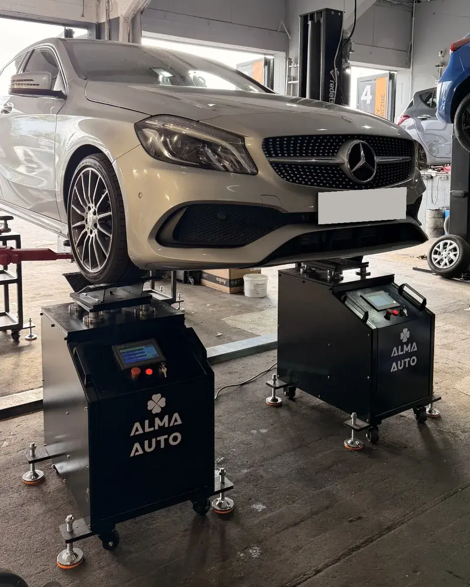 Car on vibration platforms at ALMA AUTO Karmelkowa