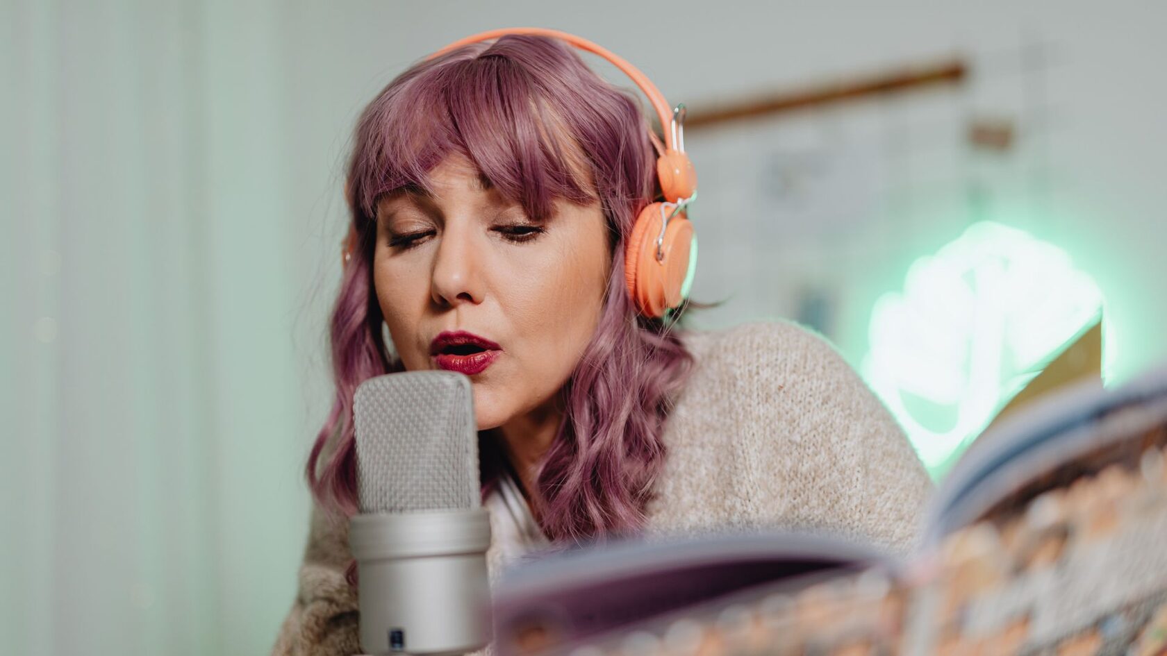 Взрослая ученица поет