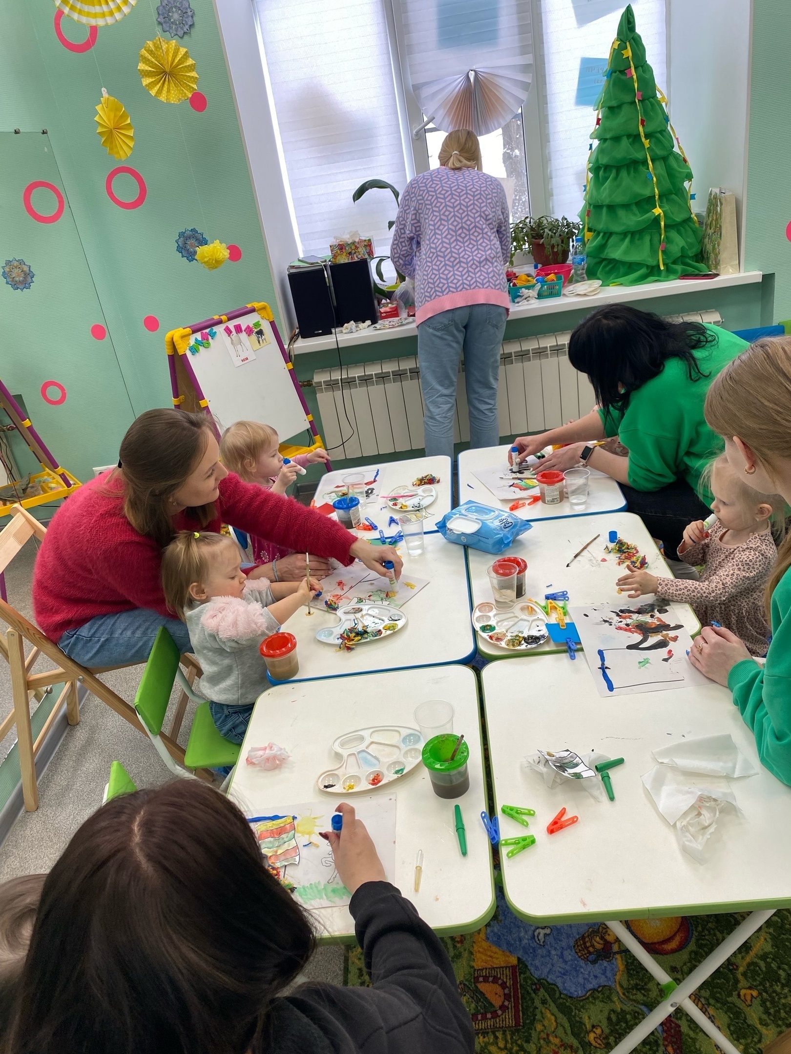 Занятие малышей с мамами в детском центре