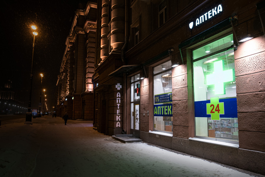 Реклама гобо проектором на фасадах и стенах зданий