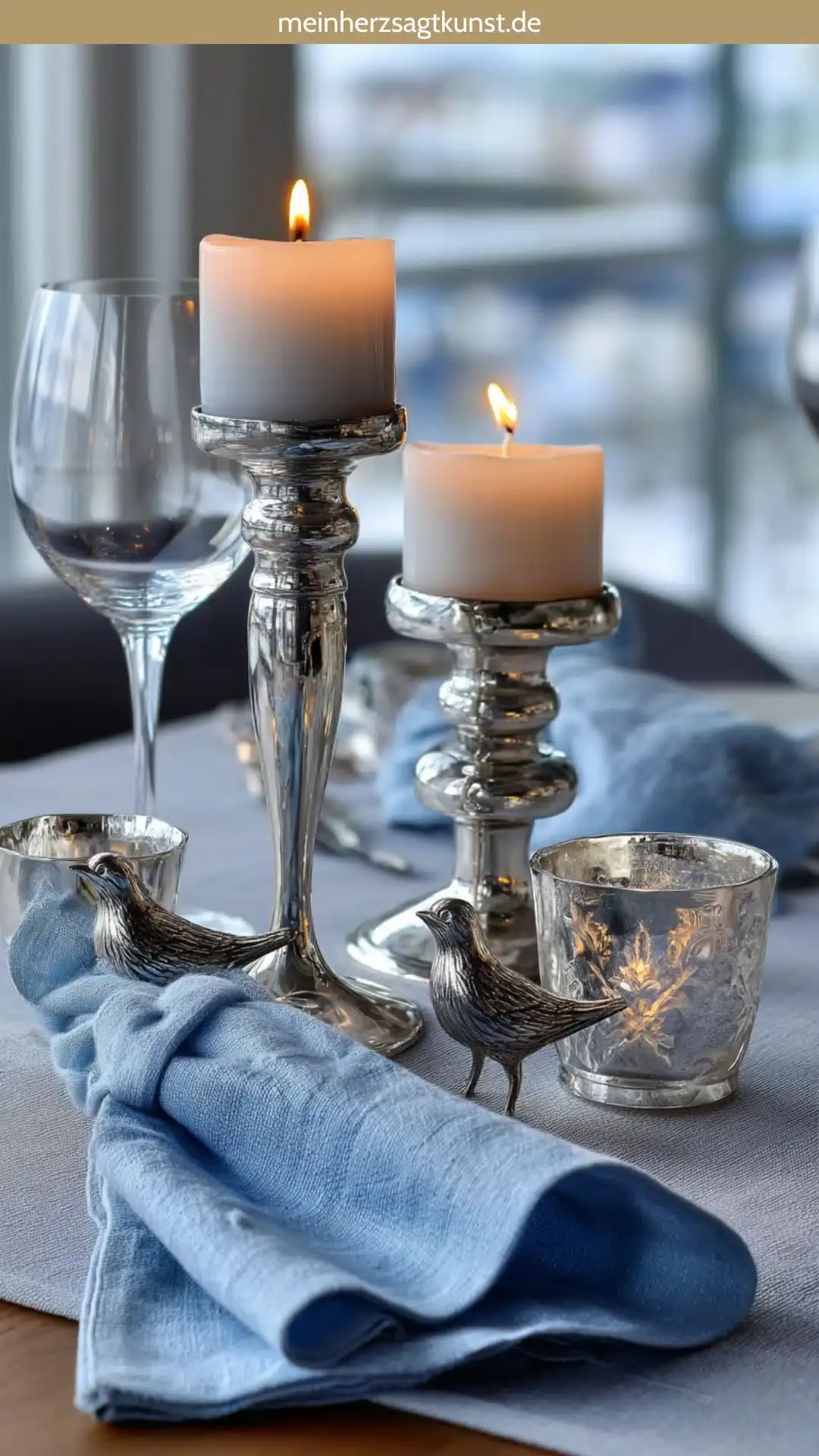 Элегантное украшение стола с серебряными подсвечниками и светло-голубыми акцентами для создания праздничной зимней атмосферы.