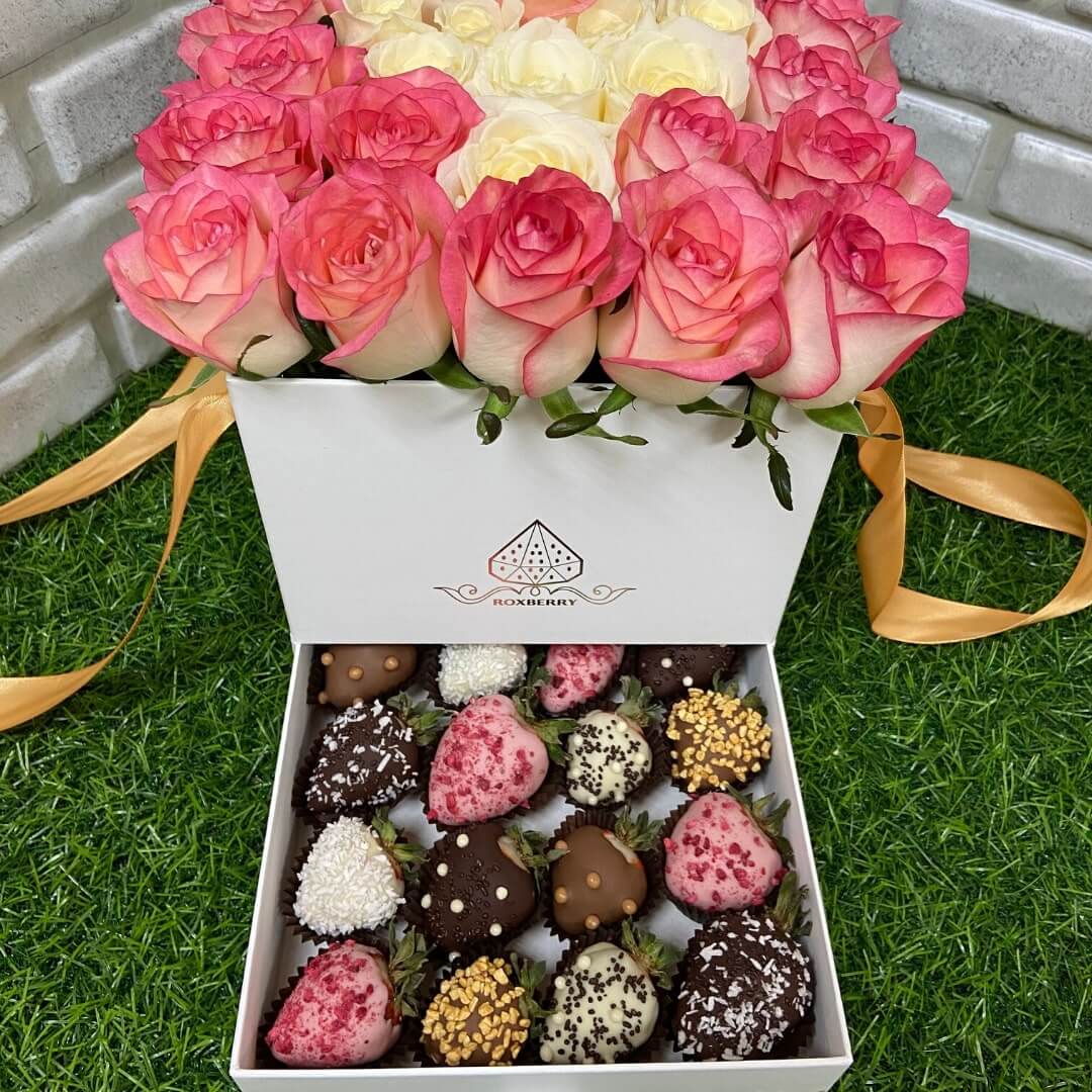 Клубника в шоколаде с цветами в коробке