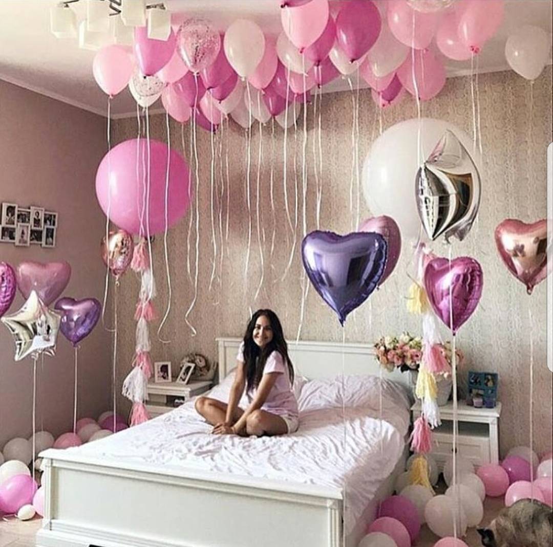 Воздушные шары в комнате