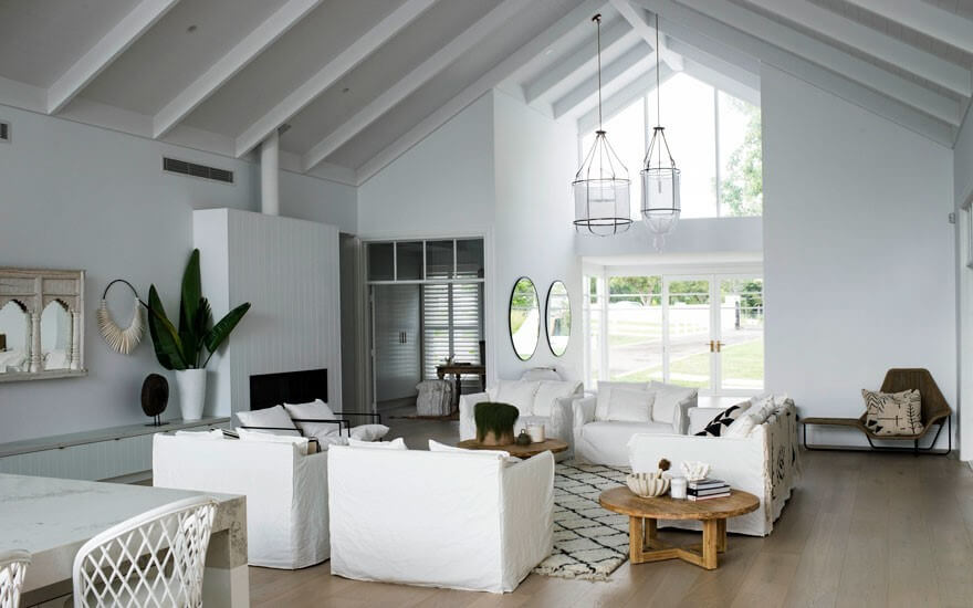 Белый дизайн интерьера гостиной в доме