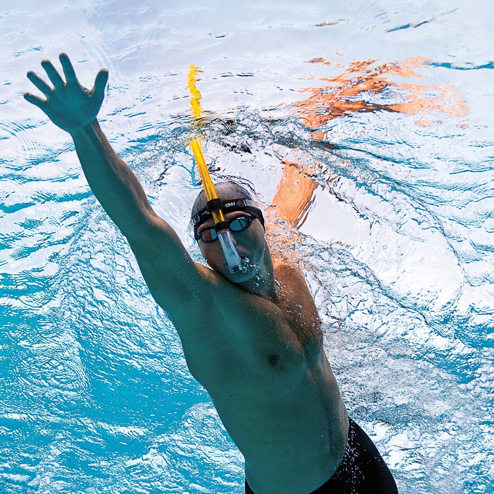 Мужское плавание. Трубка для плавания finis Freestyle Snorkel. Плаванье кролем с трубкой. Пловец с трубкой. Человек плывет в бассейне.
