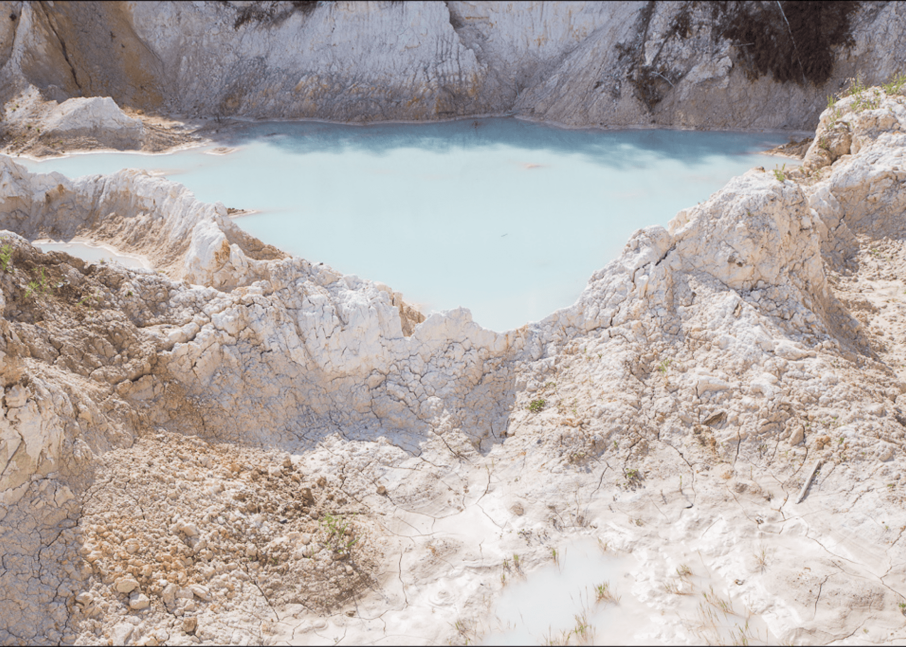 Карьеры белой глины. Кыштымский каолиновый рудник. Кыштымское месторождение каолина. Каолиновая глина месторождение. Кыштымский каолин белая глина