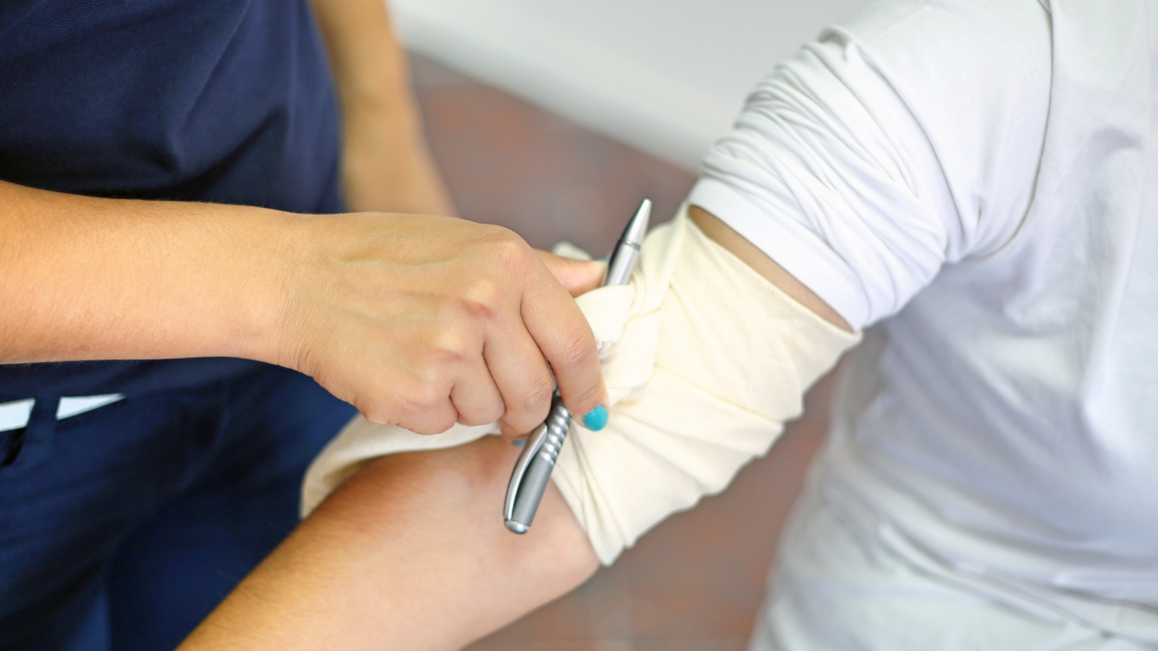 Признаки наружного кровотечения: обзорный осмотр пострадавшего