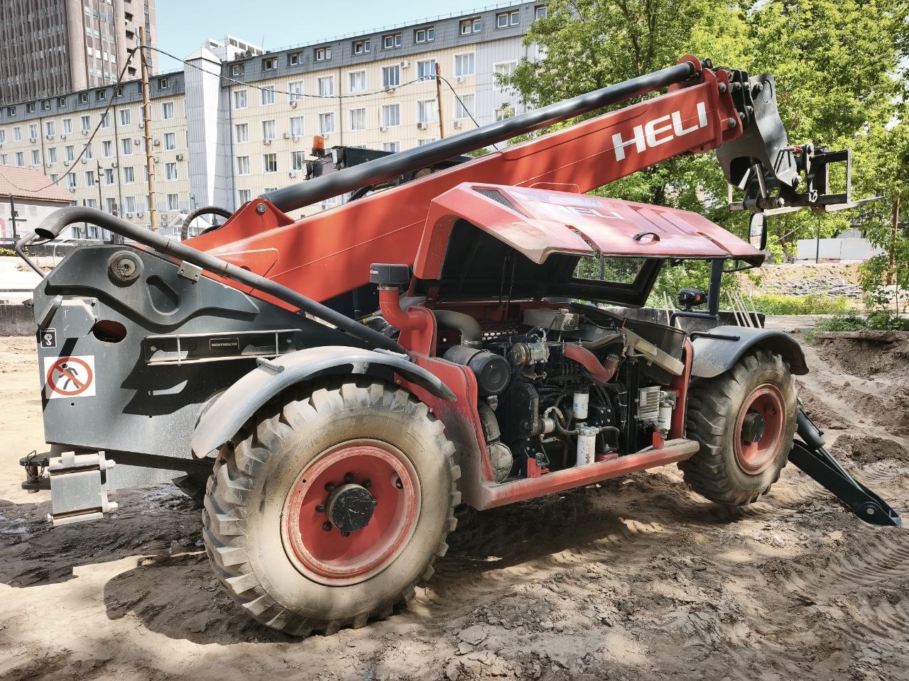 Телескопический погрузчик HELI в ремонте