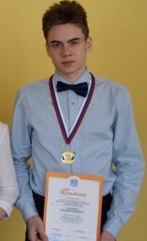 Тагир с медалью и грамотой