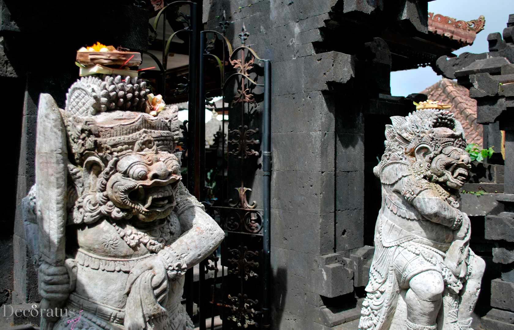 Мифические демоны охраняют входы в балийские храмы