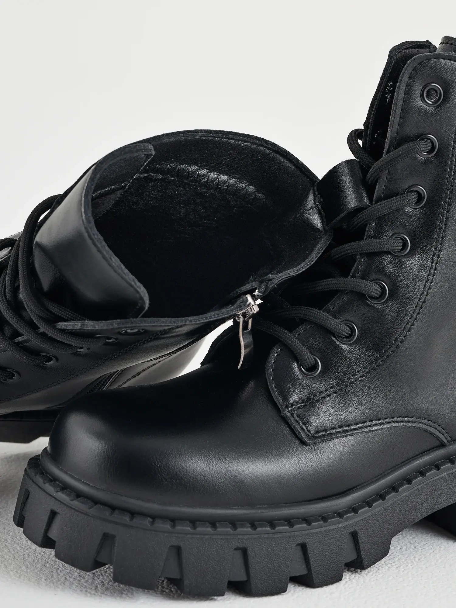 предметная съемка обуви москва