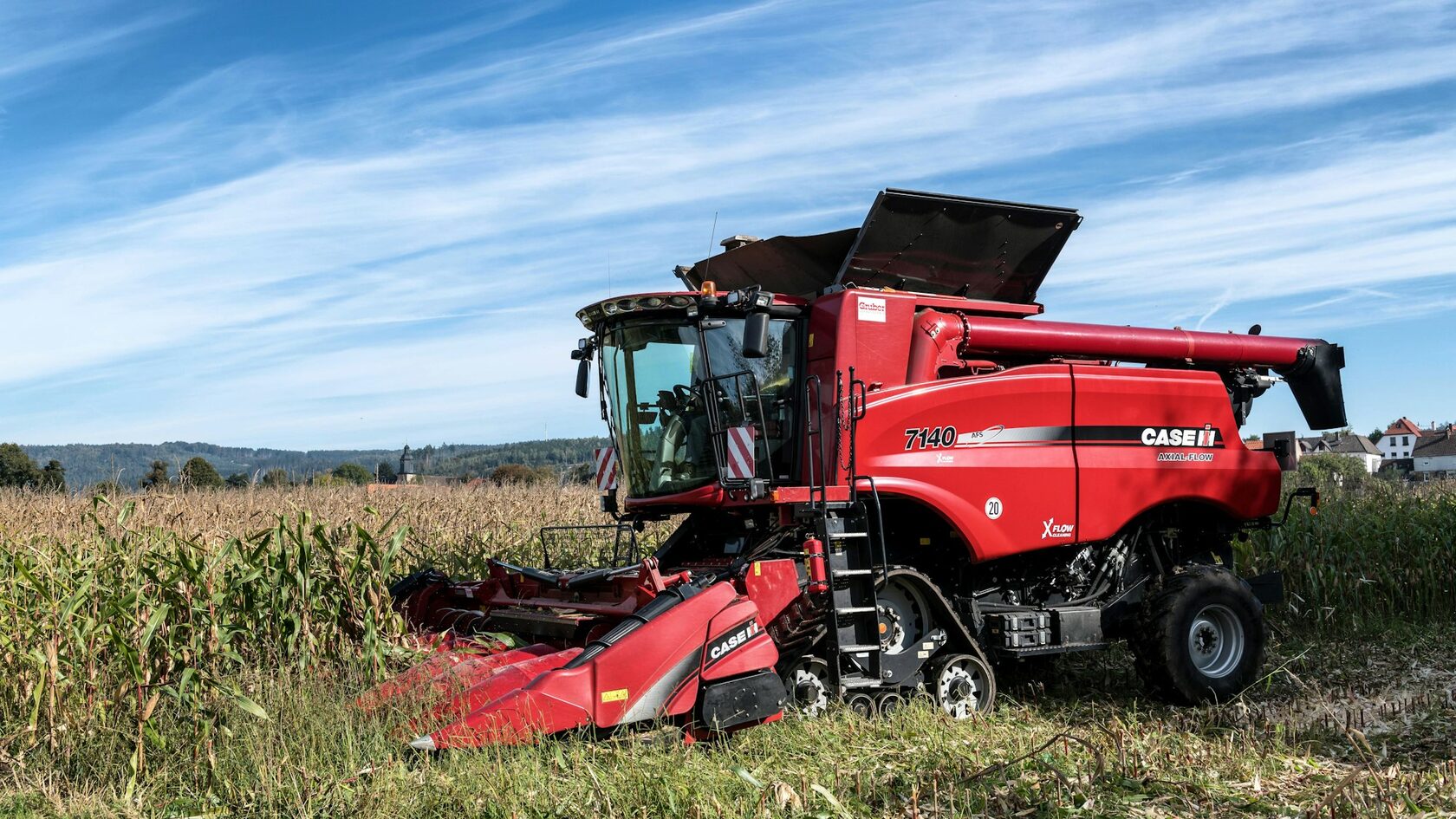Жатка John Deere 630F в красном цвете для комбайна CASE IH