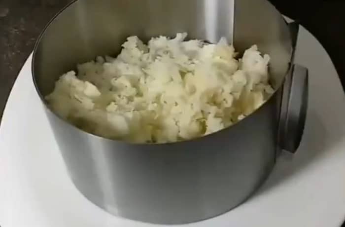 Приготовление слоёного салата со шпротами и свеклой: шаг 4