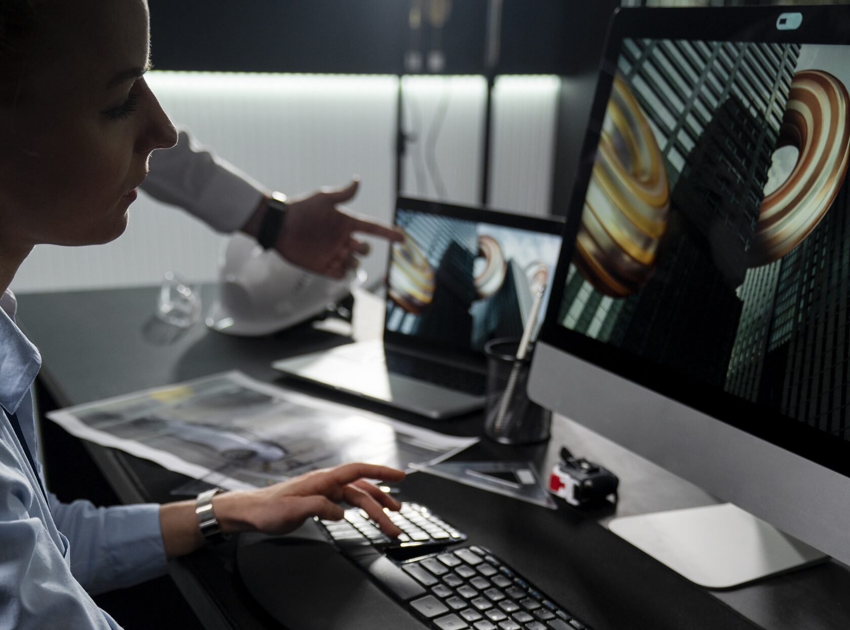 девушка менеджер работает за компьютером с изображениями