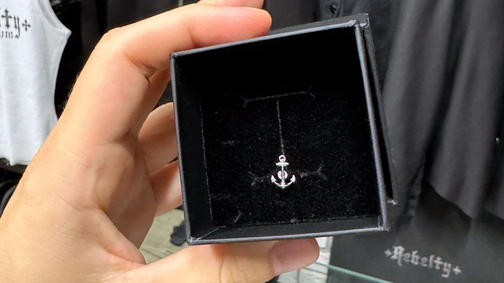 Мужская серьга в подарочной упаковке