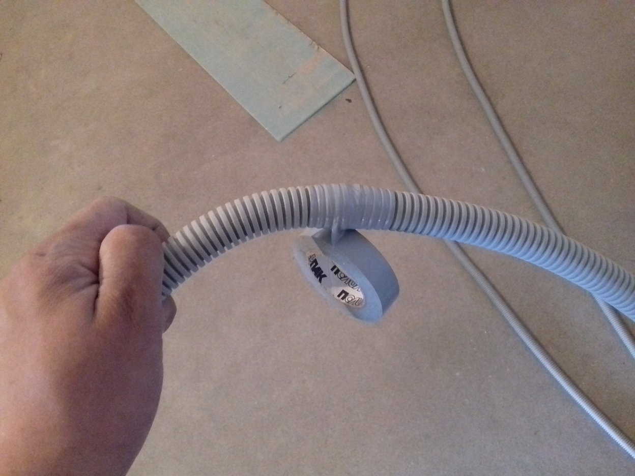 Затягивание кабеля в гофру. Гофра для слаботочного кабеля. Соединители гофры для кабеля. Гофра под кабель видеонаблюдения. Гофра в кабель для освещения.