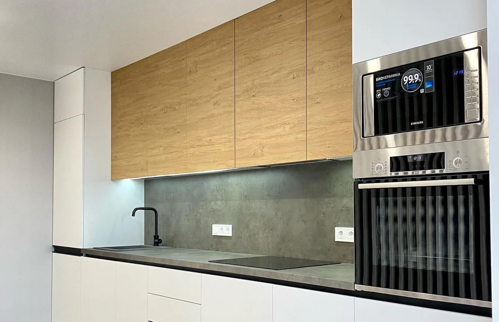 Прямая кухня со встроенной техникой